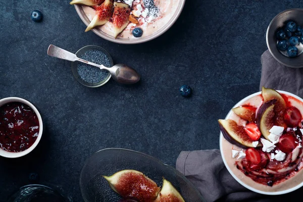 İncir ve çilek ile güler yüzlü kase