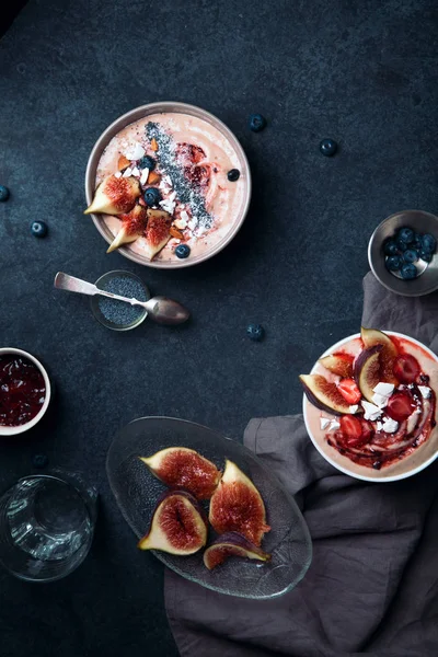 İncir ve çilek ile güler yüzlü kase