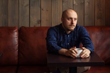 Kafede kahve ile genç ciddi adam