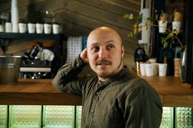 Barda oturan moda adam sayaç