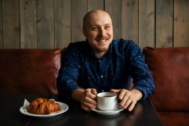 Kafede kahve ile genç ciddi adam