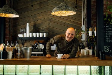 Bardaki genç barmen sayaç