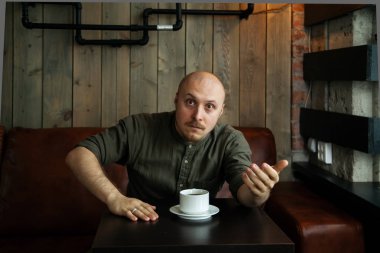 Kafede kahve ile genç ciddi adam