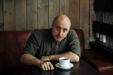 Kafede kahve ile genç ciddi adam