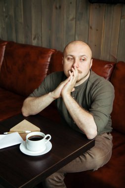 Ciddi delikanlı bir mektup yazma