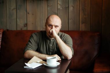 Ciddi delikanlı bir mektup yazma