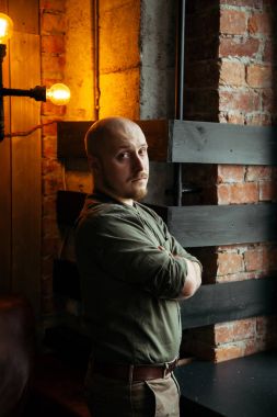 Kafede loft tarzı genç ciddi adam