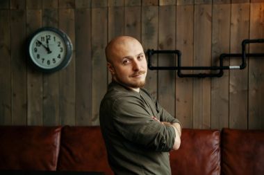 Kafede loft tarzı genç ciddi adam