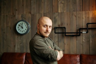 Kafede loft tarzı genç ciddi adam