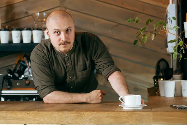 Bardaki genç barmen sayaç