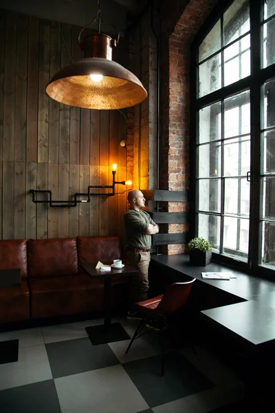 Joven hombre serio en la cafetería estilo loft —  Fotos de Stock