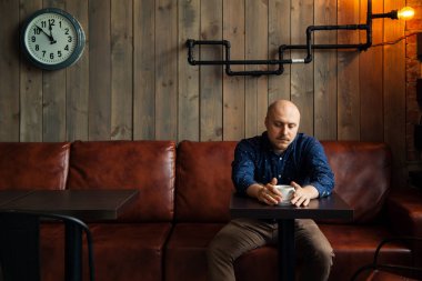 kafede oturan moda adam 