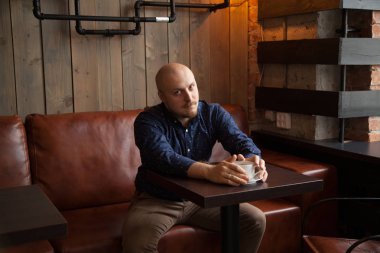 kafede oturan moda adam 