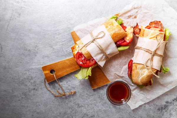 Baguette szendvics bahn-mi stílusú. — Stock Fotó