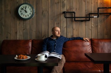 kafede oturan moda adam 