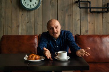 kafede oturan moda adam 