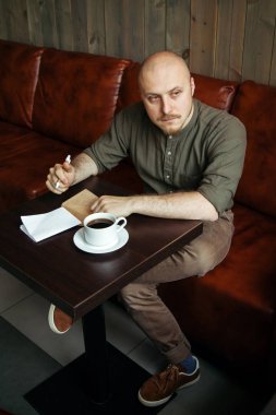 kafede oturan moda adam 