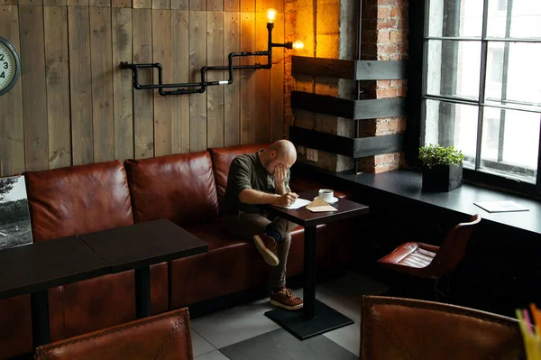 Μοντέρνα άνθρωπος που κάθεται στο καφενείο — Φωτογραφία Αρχείου