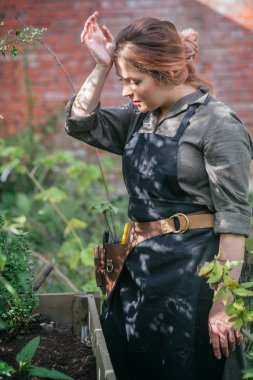 Genç sevimli Bayan çalışma 