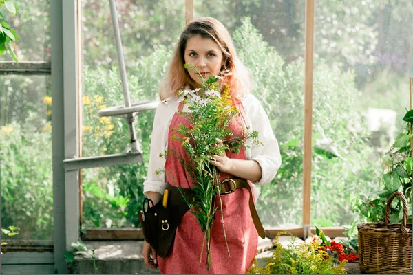 Damen som arbetar på växthuset — Stockfoto