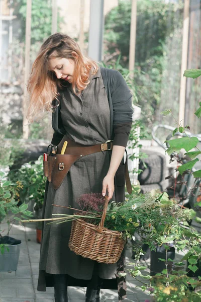 Damen som arbetar på växthuset — Stockfoto