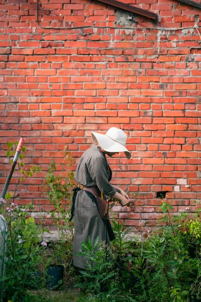 Nette Dame arbeitet — Stockfoto