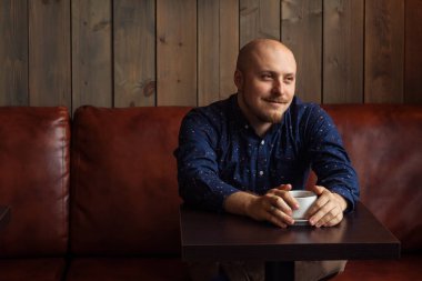 kafede oturan moda adam 