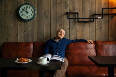 Loft tarzı kafe dergide adamla 