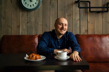 kafede oturan moda adam 