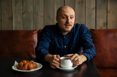 kafede oturan moda adam 