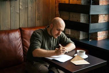 Ciddi delikanlı bir mektup yazma