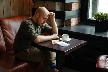 Ciddi delikanlı bir mektup yazma