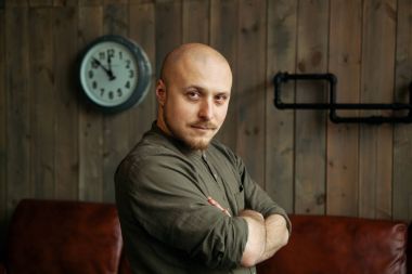 Kafede loft tarzı genç ciddi adam