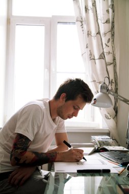 Evde çalışan genç iç mekan tasarımcısı