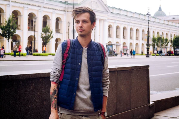 Genç yakışıklı adamla sokakta sırt çantası