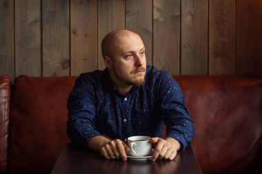 Loft tarzı kafede kahve ile şık adam