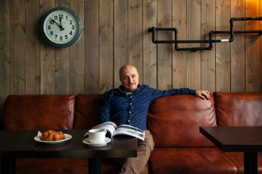 Loft tarzı kafede kahve ile şık adam