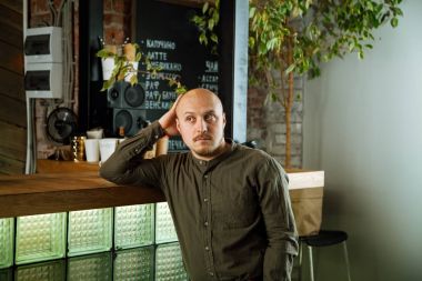 Kafede loft tarzı şık adam