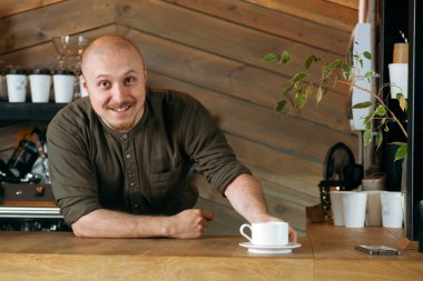 Bardaki genç barmen sayaç 