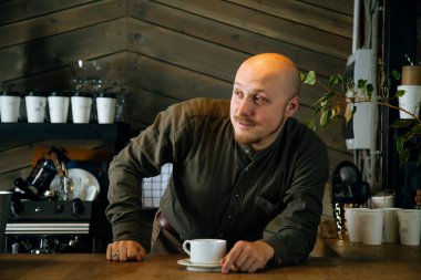 Bardaki genç barmen sayaç 