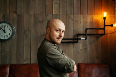 Kafede loft tarzı şık adam