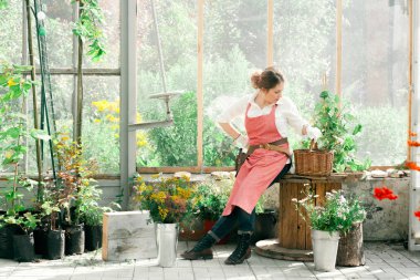 Genç sevimli Bayan bahçıvan