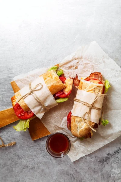 Frische Baguette-Sandwiches im Bahn-mi-Stil — Stockfoto