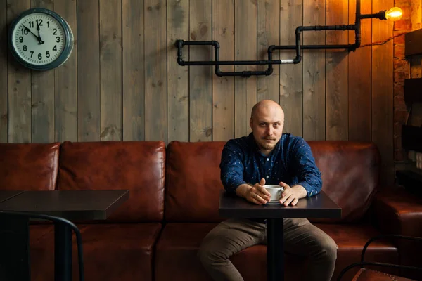 Kafede loft tarzı şık adam