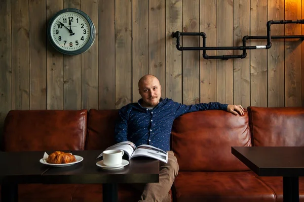 Loft tarzı kafede kahve ile şık adam