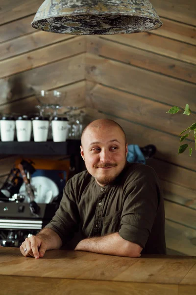 Bardaki genç barmen sayaç 