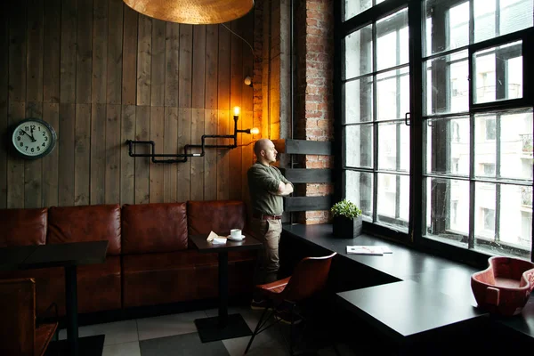 Μοντέρνο άνδρα σε στιλ λοφτ Cafe — Φωτογραφία Αρχείου