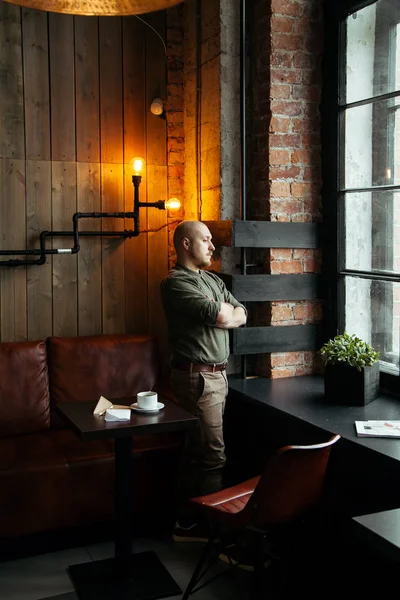 Homem na moda no café estilo loft — Fotografia de Stock