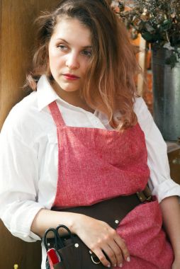 Genç sevimli Bayan bahçıvan