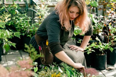 Genç sevimli Bayan bahçıvan